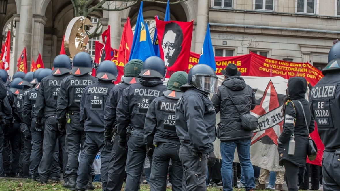 Eskalation bei LL-Demo in Berlin: Boxkämpfer in Uniform