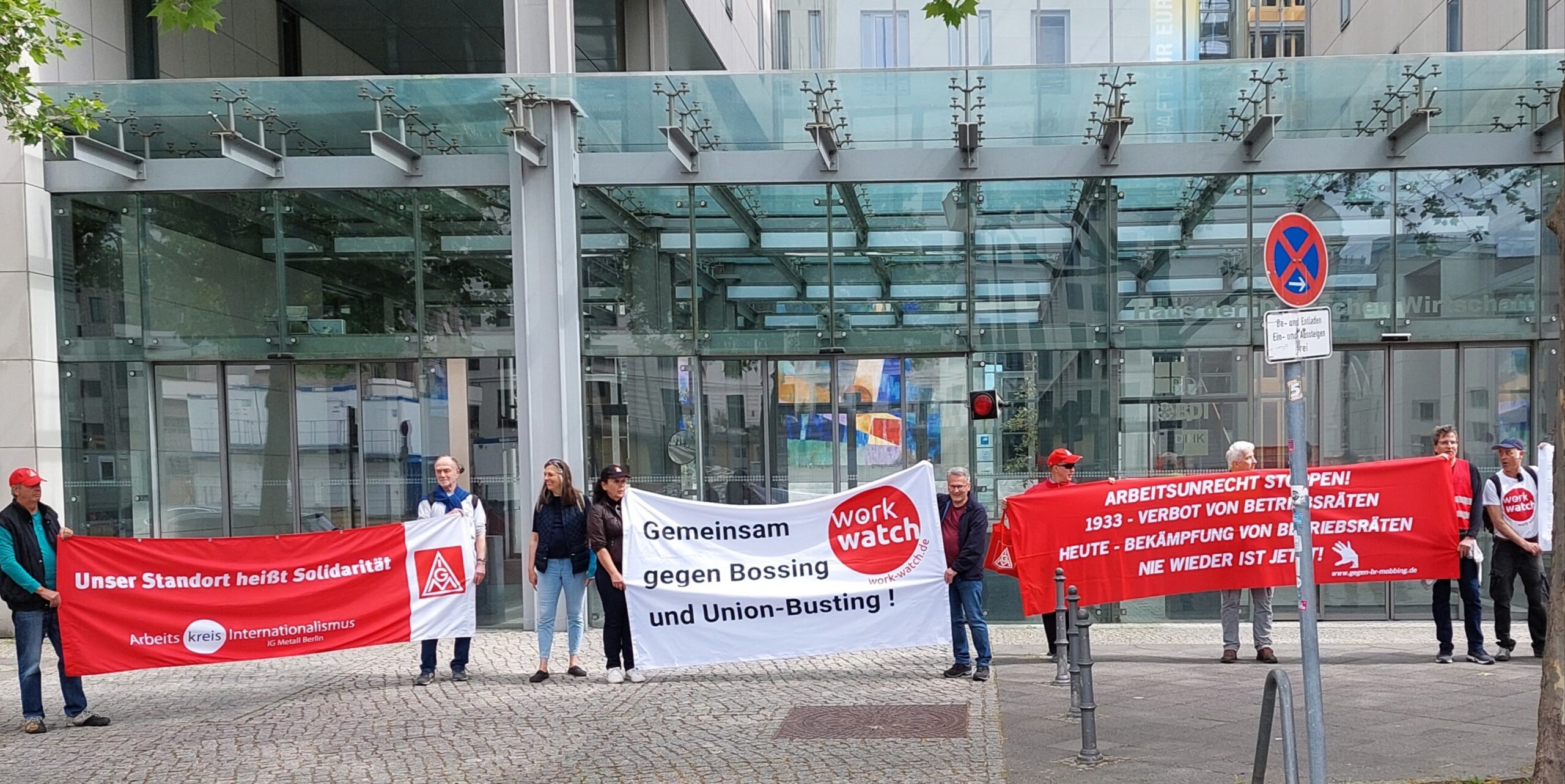 Protest gegen Betriebsratsmobbing vor dem Haus der Deutschen Wirtschaft!