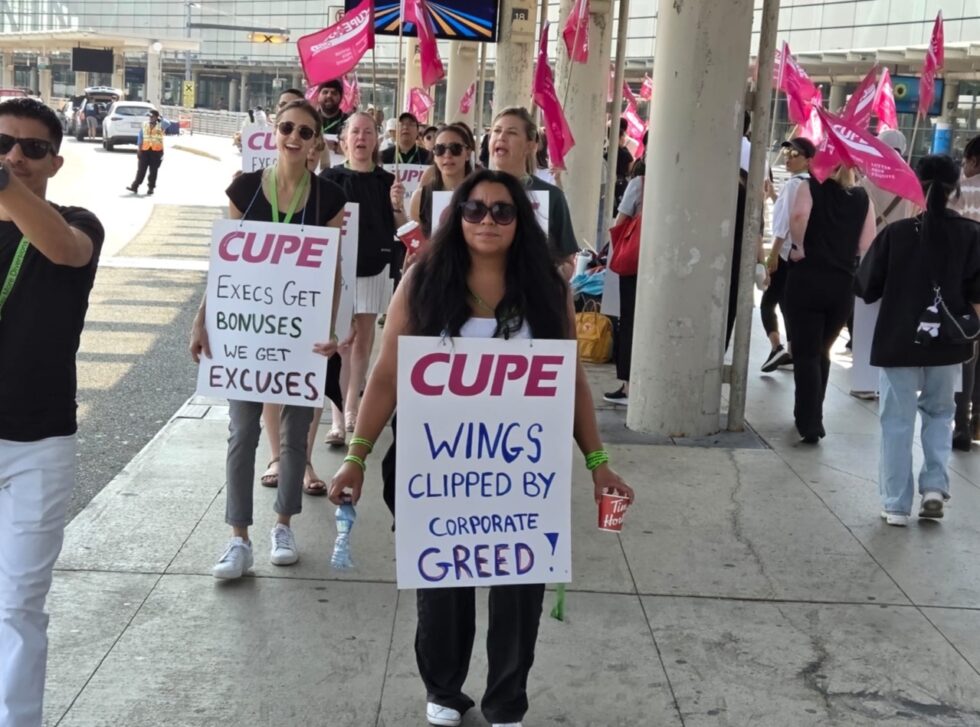 Tausende  Flugbegleiter von Air Canada widersetzen sich der Anordnung der Regierung, ihren Streik abzubrechen und erkämpfen erfolgreich eine Vereinbarung!