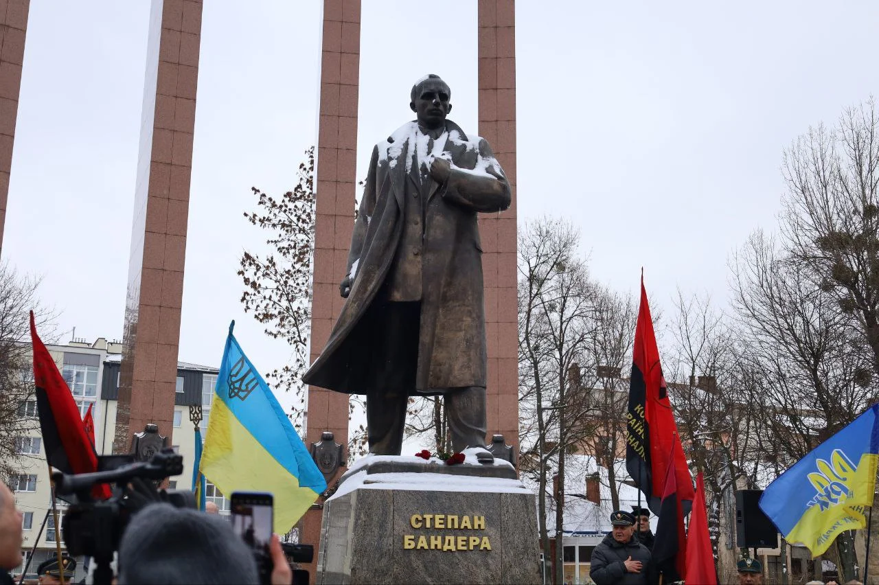 Stepan Bandera und Daniel Kapustin: Die Ukraine nach rechts ganz weit offen