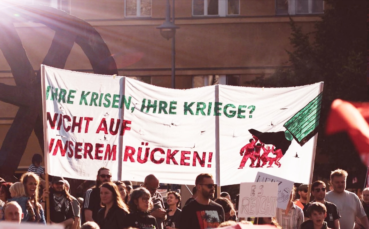 Kriegsvorbereitung nach außen heisst sozialer Krieg nach innen!