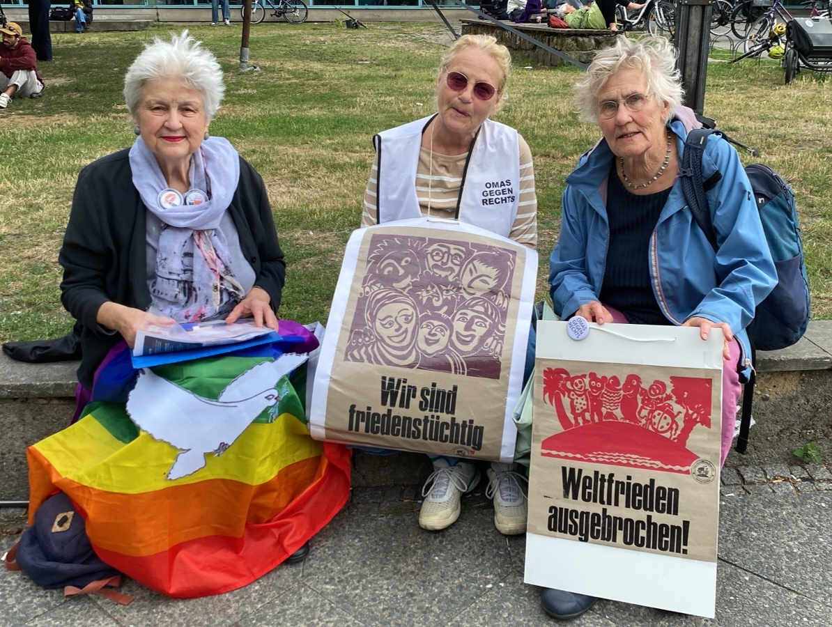 Mitglieder von Omas gegen Rechts fordern: „Friedensfähig statt kriegstüchtig“